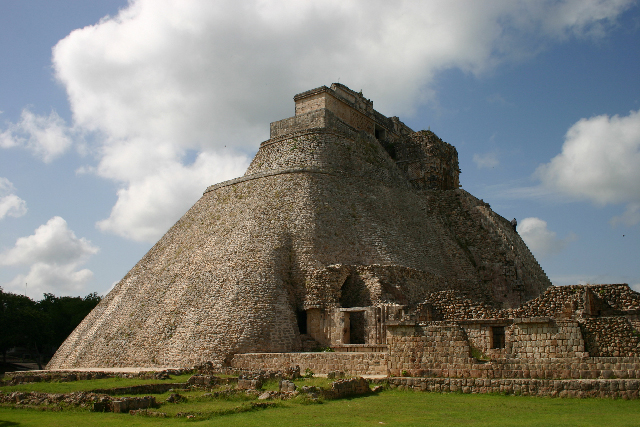 http://www.itonaika.com/column/images/7Uxmal2003.jpg