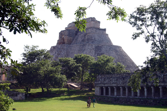 http://www.itonaika.com/column/images/Uxmal1040.jpg