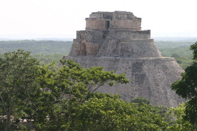 http://www.itonaika.com/column/images/Uxmal1050.jpg